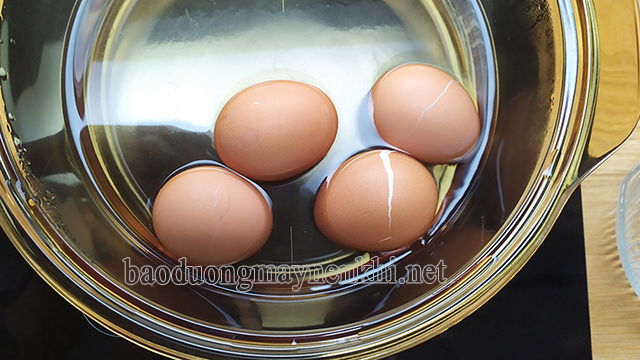 Cách luộc trứng dễ bóc