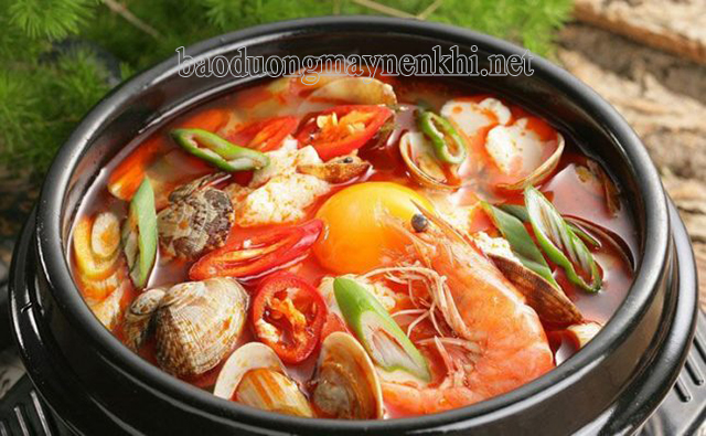Tenxhere e nxehtë dhe e shijshme tajlandeze me ushqim deti