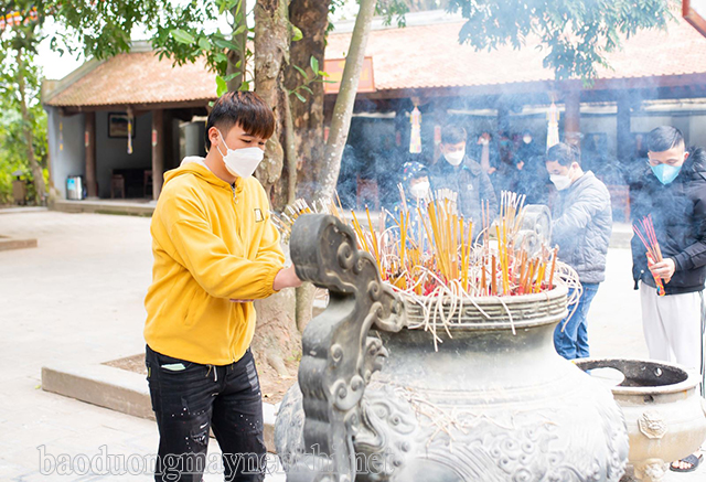 Thắp hương và thực hiện các nghi lễ trong chùa